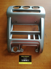 Middenpaneel dashboard Nissan Micra K11 68260-6F620 Variant 1 zonder opbergvakje. Gebruikt.
