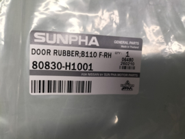 Deurrubber rechtsvoor deurzijde Datsun Sunny B110 4-deurs sedan 80830-H1001 Nieuw.