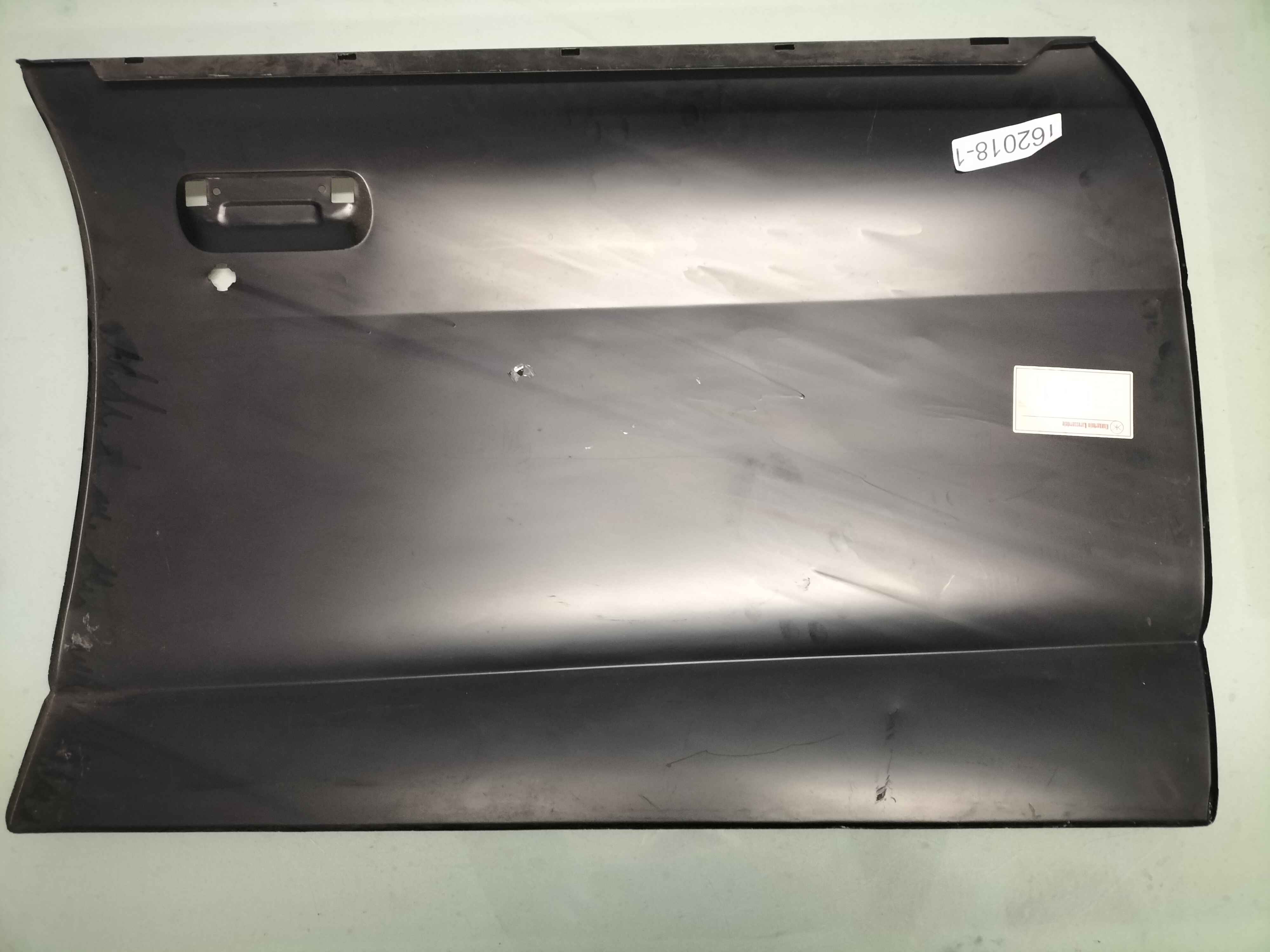 Deurpaneel buitenzijde linksvoor Datsun Sunny B210 4-deurs sedan 80153-H5000 (162018-1) Nieuw.