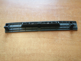 Ventilatierooster bovenzijde dashboard midden Nissan Bluebird T72 68745-Q9201 Gebruikt.