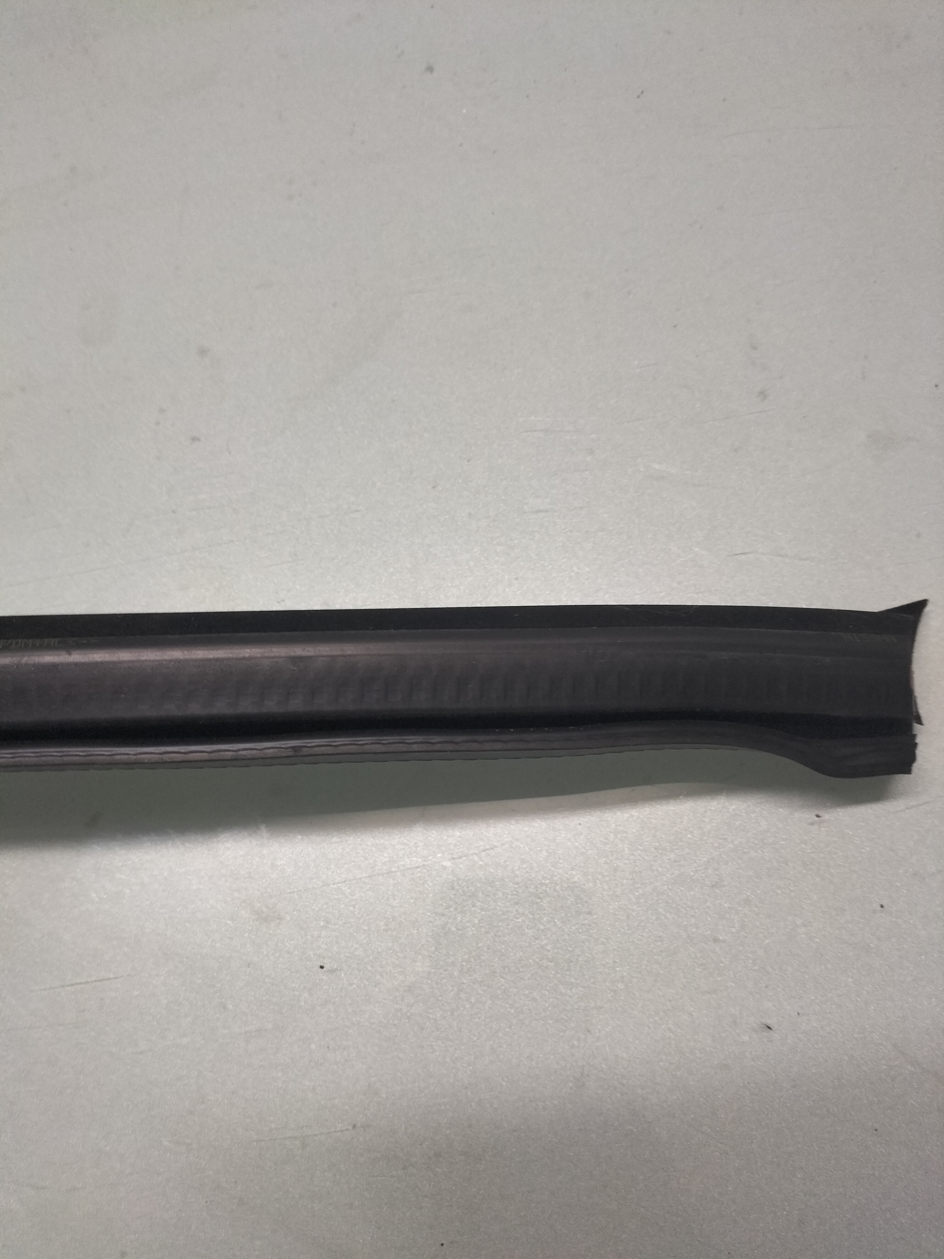 Aanstrijkrubber/raamgeleiding Nissan Micra K14 82835-5FA0A Gebruikt