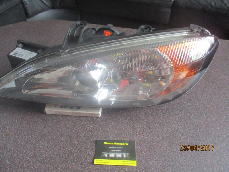 Koplamp linksvoor Xenon Nissan Primera P11 facelift 26060