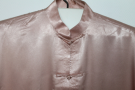 Beige korte mouwen glanzende zijde blouse, overhemd met  2 zakjes voor manen
