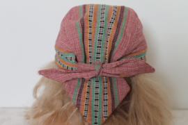 Roze, paarse brokaten muts of hoofddeksel