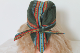 Groene brokaten muts of hoofddeksel