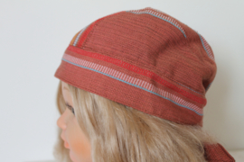 Roze, bruine brokaten muts of hoofddeksel
