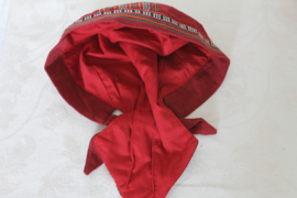 Rode brokaten muts of hoofddeksel