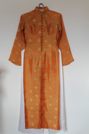 Luxe Donkeroranje Áo Dài (3 manh, xe ta truoc)– Traditionele 3-Delige Vietnamese Zijden Set – Maat L