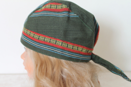 Groene brokaten muts of hoofddeksel