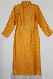 Handgemaakte Zijden Áo Dài – Keizerlijk Oranje met Bamboe, Bloesem & Koninklijk Zegel