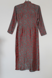 Handgemaakte Zijden Áo Dài xe ta truoc– Steenrood met Bloesem & Traditionele Voorsluiting