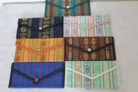 Dames portemonnee met driehoekklep en knoop sluiting