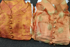 Luxe Donkeroranje Áo Dài (3 manh, xe ta truoc)– Traditionele 3-Delige Vietnamese Zijden Set – Maat L