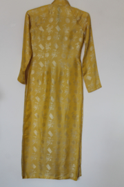 Exclusieve Gele Zijden Áo Dài (3 manh)–Vietnamese Jurk met Traditionele Prints – Maat