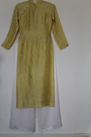 Handgemaakte Zijden Áo Dài – Zonnegeel met Bloemenprint & Witte Satijnen Broek