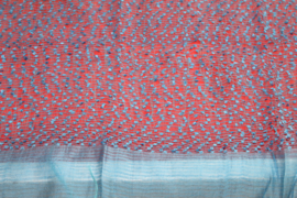 Blauwe, ruimte vallende, doorzichtige zijden sjaal