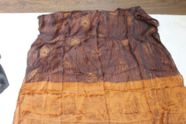 Bruine, bronnen kleurige sjaal