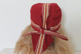 Rode brokaten muts of hoofddeksel