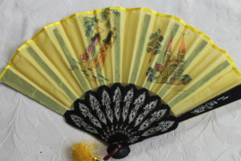 Mooie gele handwaaier