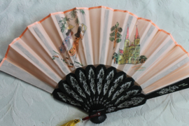 Mooie licht oranje handwaaier