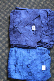 Luxe Zijden Lounge Set – Uniseks (Shirt & Broek)Diepblauw met Bloemenprint