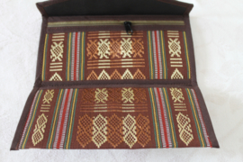 Dames portemonnee met driehoekklep en knoop sluiting