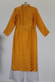 Handgemaakte Zijden Áo Dài – Keizerlijk Oranje met Bamboe, Bloesem & Koninklijk Zegel