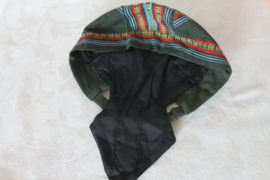 Groene brokaten muts of hoofddeksel