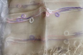 Doorzichtige beige sjaal met roze witte paars touwtjes