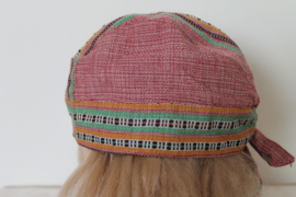 Roze, paarse brokaten muts of hoofddeksel