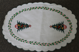 Kerstafel decoratie 34cm x 50 cm , aval vorm, 100 % katoen, hand geborduurde