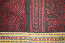 Handgeweven Cham Brokaat Tafelkleed – Rood & Zwart – Etnisch Design