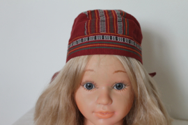 Rode brokaten muts of hoofddeksel