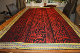 Handgeweven Cham Brokaat Tafelkleed – Rood & Zwart – Etnisch Design