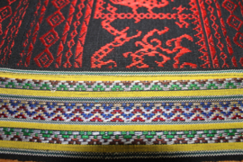 Handgeweven Cham Brokaat Tafelkleed – Rood & Zwart – Etnisch Design