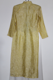 Handgemaakte Zijden Áo Dài – Zonnegeel met Bloemenprint & Witte Satijnen Broek