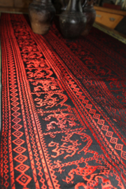 Handgeweven Cham Brokaat Tafelkleed – Rood & Zwart – Etnisch Design