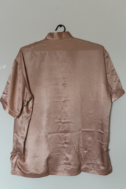 Beige korte mouwen glanzende zijde blouse, overhemd met  2 zakjes voor manen