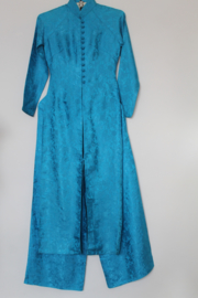 Handgemaakte Zijden Áo Dài Set (xe ta truoc) – Hemelblauw met Koninklijk Zegel & Bamboe