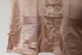 Beige korte mouwen glanzende zijde blouse, overhemd met  2 zakjes voor manen