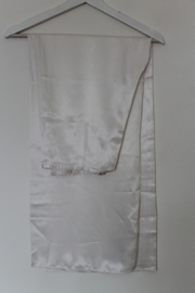 Handgemaakte Zijden Áo Dài – Zonnegeel met Bloemenprint & Witte Satijnen Broek