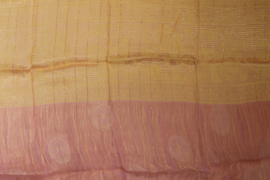 Gele roze achter kleurige sjaal