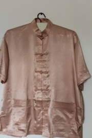 Beige korte mouwen glanzende zijde blouse, overhemd met  2 zakjes voor manen