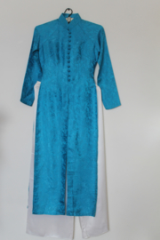 Handgemaakte Zijden Áo Dài Set (xe ta truoc) – Hemelblauw met Koninklijk Zegel & Bamboe