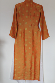 Luxe Donkeroranje Áo Dài (3 manh, xe ta truoc)– Traditionele 3-Delige Vietnamese Zijden Set – Maat L