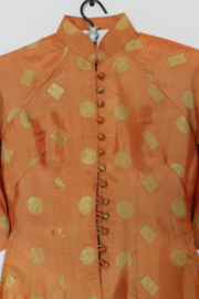 Luxe Donkeroranje Áo Dài (3 manh, xe ta truoc)– Traditionele 3-Delige Vietnamese Zijden Set – Maat L