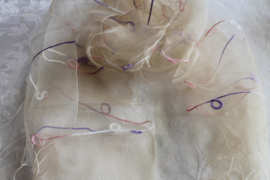 Doorzichtige beige sjaal met roze witte paars touwtjes