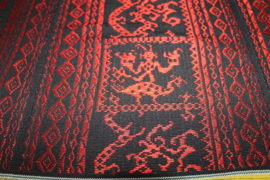 Handgeweven Cham Brokaat Tafelkleed – Rood & Zwart – Etnisch Design
