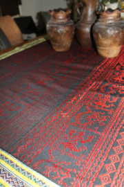 Handgeweven Cham Brokaat Tafelkleed – Rood & Zwart – Etnisch Design