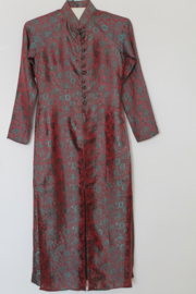 Handgemaakte Zijden Áo Dài xe ta truoc– Steenrood met Bloesem & Traditionele Voorsluiting